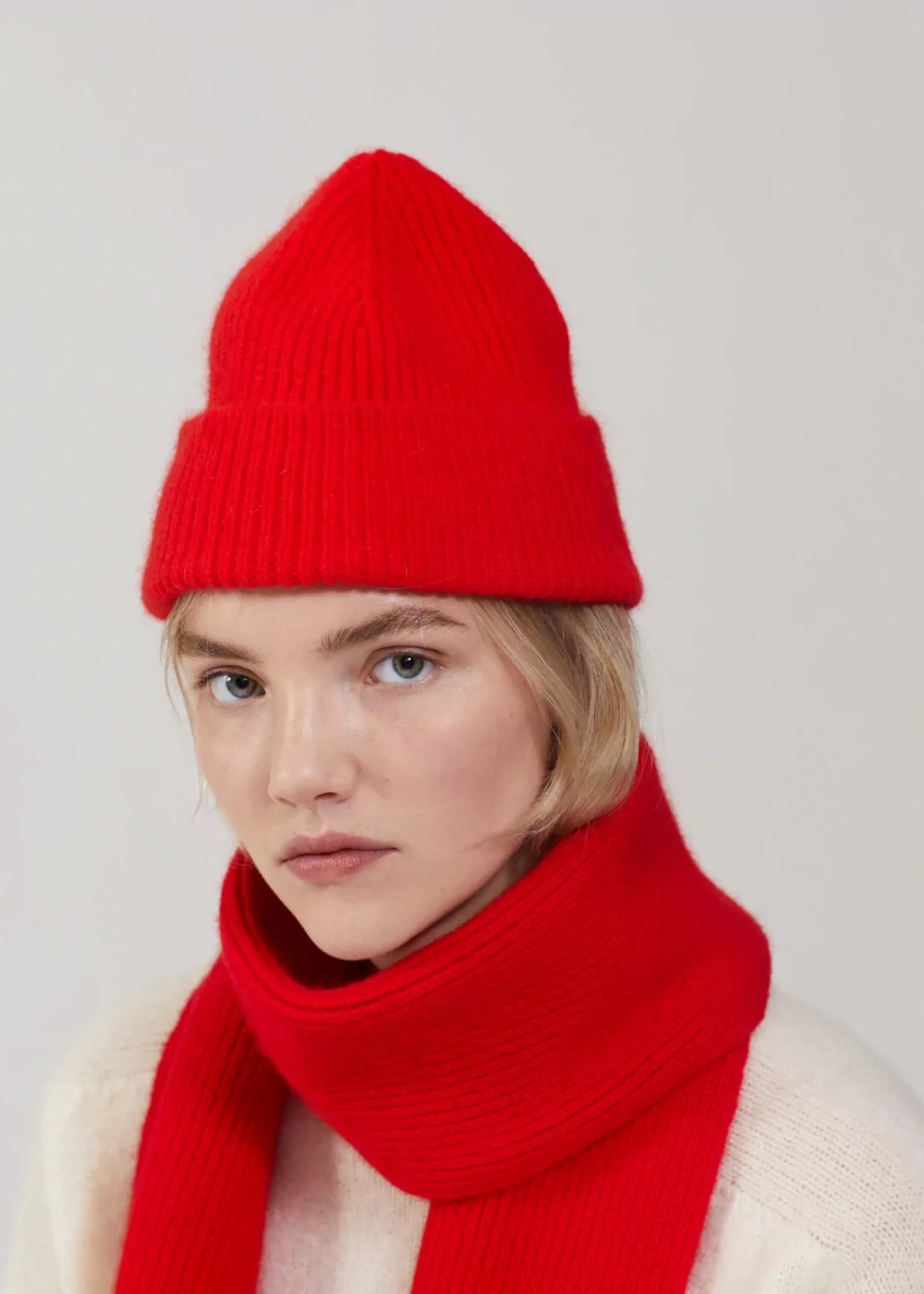 Wool scarf, crimson